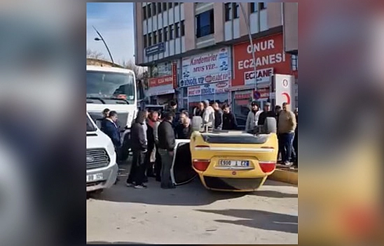 Elazığ'da beton mikseriyle çarpışan taksi ters döndü