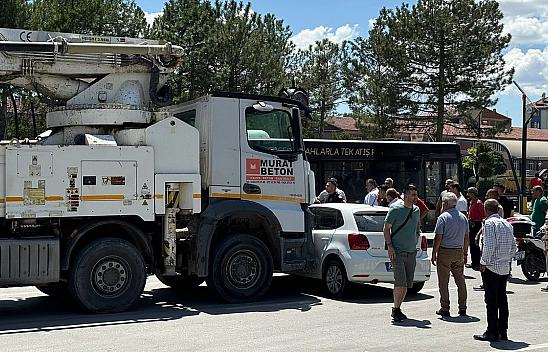 Elazığ'da Beton Pompa Kamyonu Otomobile Çarptı!