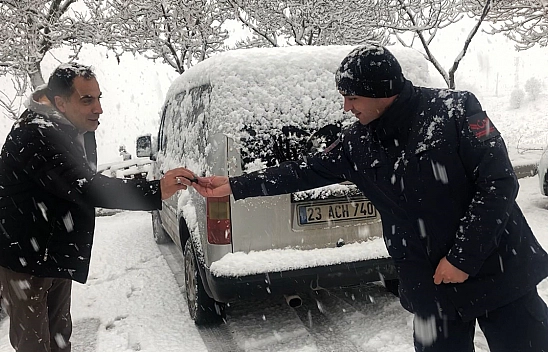 Elazığ'da beyazın çilesine koşan birileri var