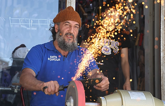Elazığ'da Bıçak Bileyicilerin Kurban Bayramı Mesaisi Sürüyor