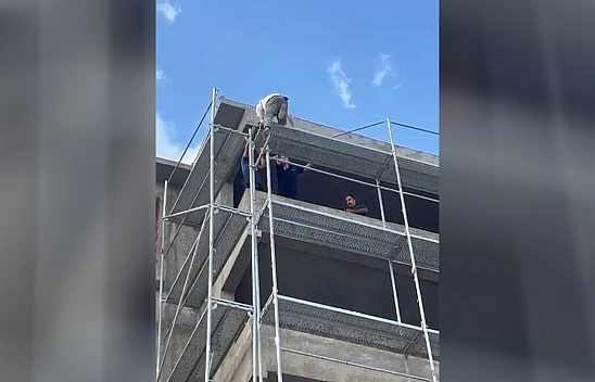 Elazığ'da binadan atlamak isteyen şahsı itfaiye ekipleri ikna etti