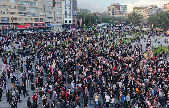 Elazığ'da binlerce taraftar, dev ekranda maçı izledi