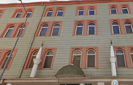 Elazığ'da bir cami düşünün bakımsız ama çok bakımsız