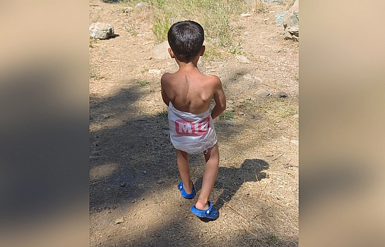 Elazığ'da bir çocuk market poşetini mayo yapıp suya girdi