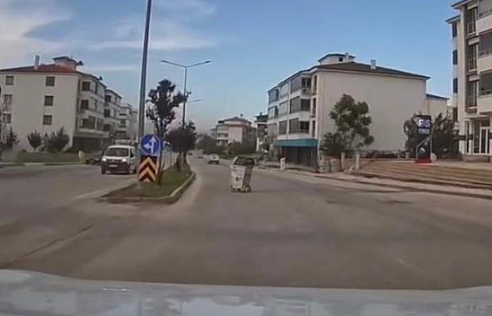 Elazığ'da bir çöp konteyneri caddede gezerken kameraya yansıdı
