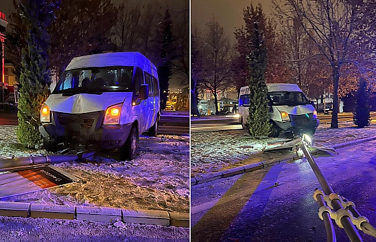 Elazığ'da bir minibüs elektrik direğine çarptı!