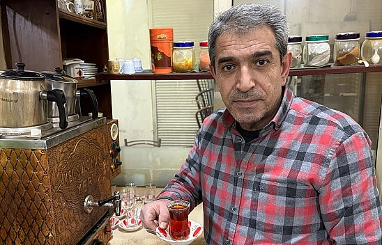 Elazığ'da bir esnaf çayı 5 TL'den satıyor! Duyan oraya koşuyor!