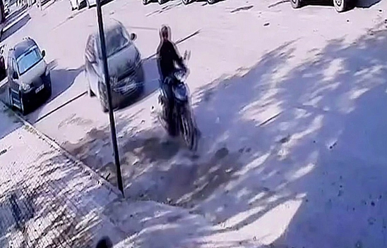 Elazığ'da bir garip olay: Yolda kalan otomobili motosiklet çekti