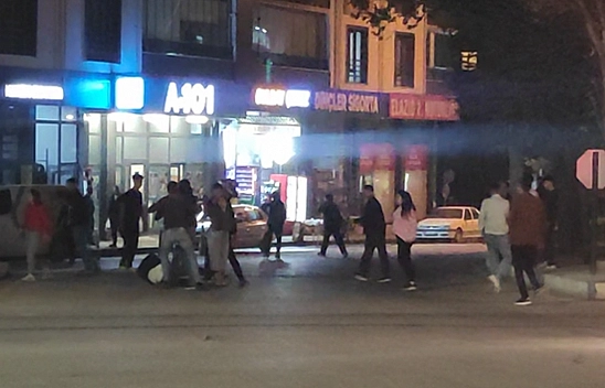 Elazığ'da bir grup genç kavga etti