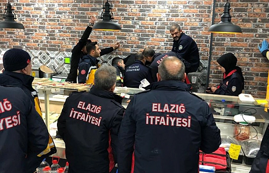 Elazığ'da bir market çalışanı elini kıyma makinesine kaptırdı!