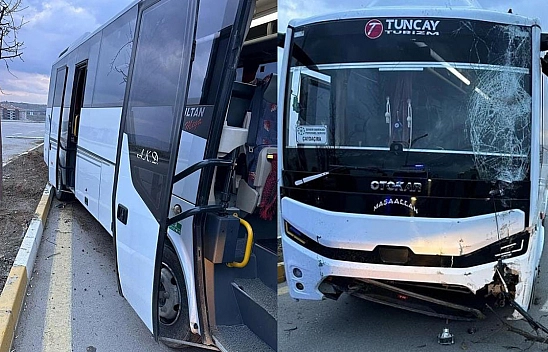 Elazığ'da Bir Midibüs Aydınlatma Direğini Devirdi!