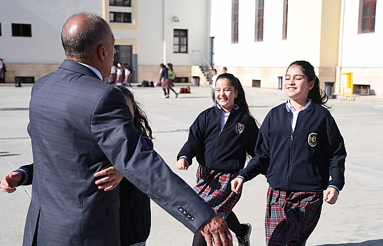 Elazığ'da Bir Öğretmen Emekli Oldu Ama 5 Yıldır Okulu İlk O Açıp, Öğrencileri Kapıda Karşılıyor