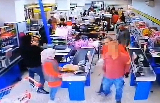 Elazığ'da Bir Şahıs Çorabından Çıkardığı Bıçakla Market Çalışanının Üzerine Yürüdü