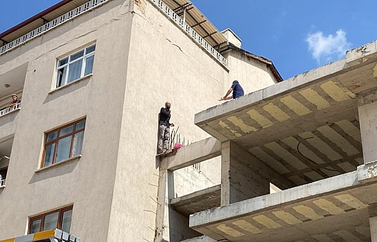 Elazığ'da bir şahıs dördüncü kattan atlamak istedi!