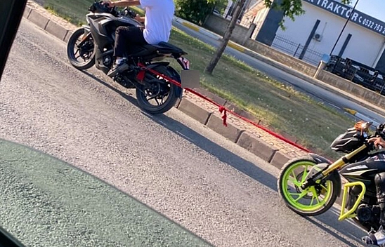 Elazığ'da bozulan motosikleti çekme çabası tehlike oluşturdu