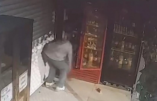 Elâzığ'da büfe soygunu güvenlik kamerasına yansıdı