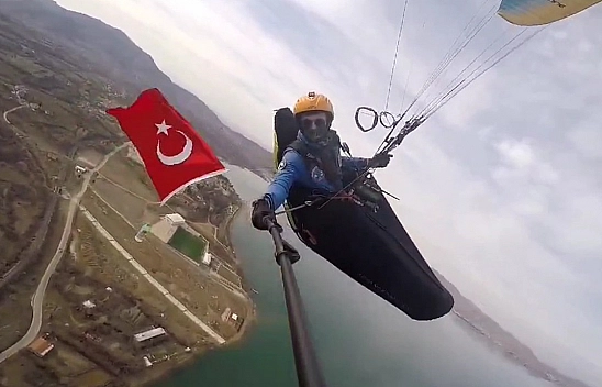 Elazığ'da Çanakkale zaferini göklerde kutladı