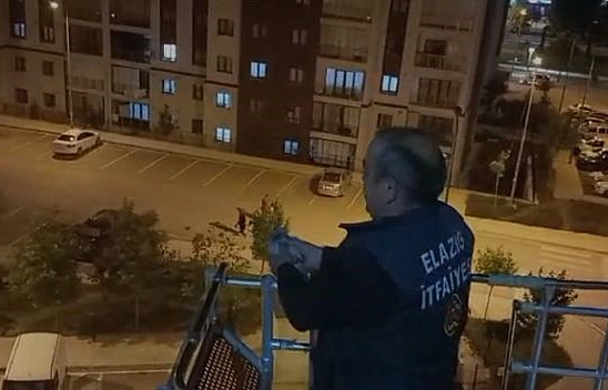 Elazığ'da Çatı Arasında Sıkışan Güvercini İtfaiye Ekipleri Kurtardı