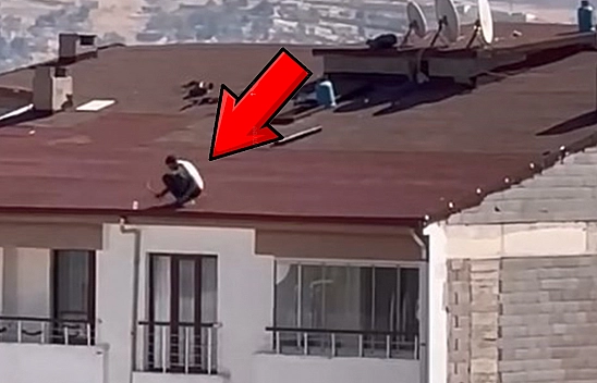 Elazığ'da çatı işçileri tehlikeli şekilde çalıştı