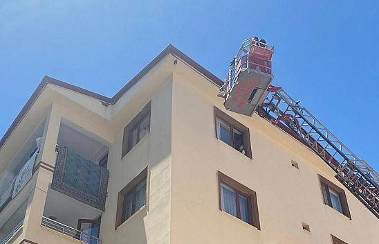 Elazığ'da Çatıda Asılı Kalan Ebabil Kuşunu İtfaiye Ekipleri Kurtardı