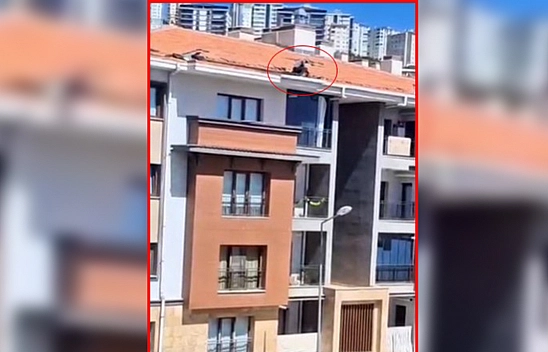 Elazığ'da çatıda tehlikeli çalışma