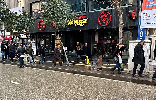 Elazığ'da çatılarda biriken karlar tehlike oluşturdu