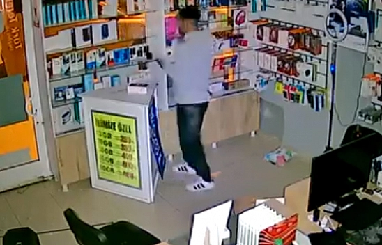 Elazığ'da cep telefonu ve tablet hırsızlığı kamerada