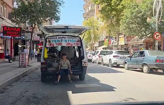 Elazığ'da çocuğun araç arkasındaki tehlikeli yolculuğu kamerada