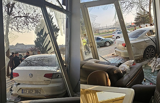 Elazığ'da çocuk sürücü park halindeki otomobile çarptı