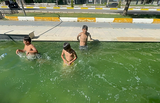 Elazığ'da çocuklardan sıcak isyanı: 'Zabıta gelince kaçıyoruz'