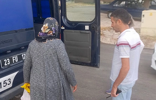 Elazığ'da çöpten yemek toplama numarası yapan  dilenciler yakalandı