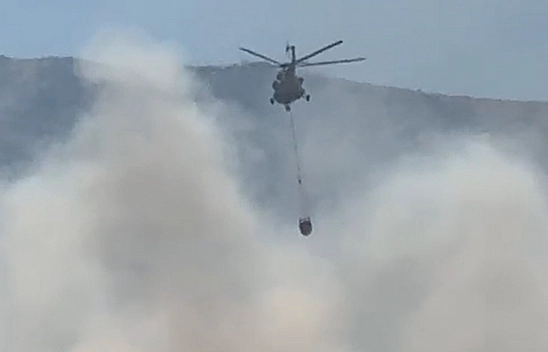 Elazığ'da dağlık alanda yangın: Helikopterle havadan müdahale başladı