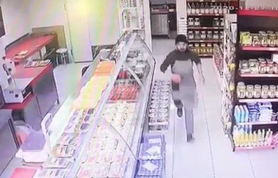 Elazığ'da Deprem Anı Güvenlik  Kamerasına Yansıdı