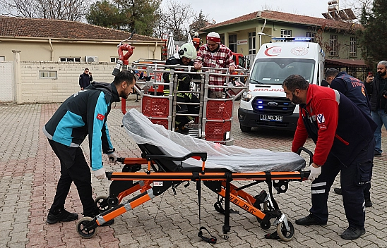 Elazığ'da deprem ve yangın tatbikatı gerçeğini aratmadı