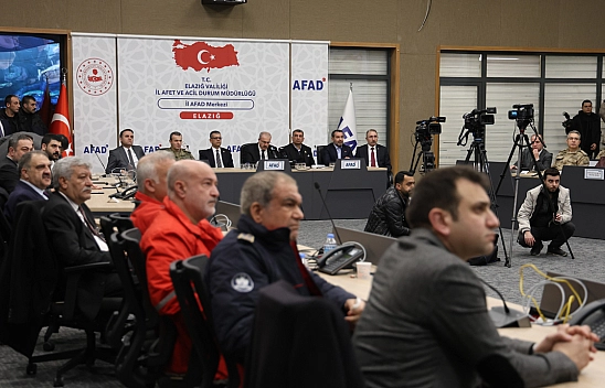 Elazığ'da Depremde Hayatını Kaybedenler Saat 04.17'de Anıldı