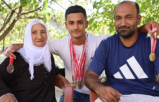 Elazığ'da Depremzede genç, bilek güreşinde Türkiye şampiyonu oldu