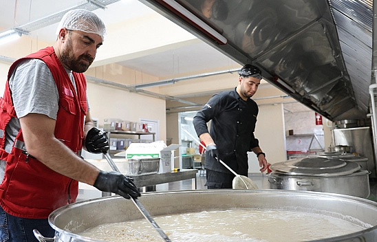 Elazığ'da dev kazanlarda aşure hazırlandı