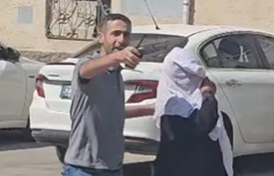 Elazığ'da dilenci kaçtı zabıta kovaladı!