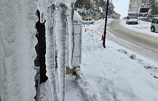 Elazığ'da dondurucu soğuklar: Çatılarda buz sarkıtları oluştu
