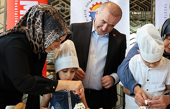 Elazığ'da down sendromlu bireyler pasta süsleme yarışmasında hünerlerini gösterdi
