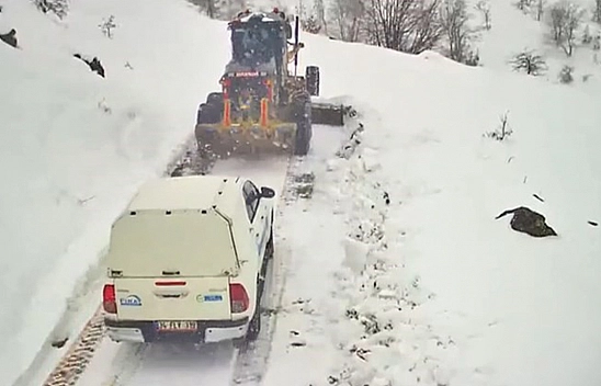 Elazığ'da ekipler elektrik kesintisi yaşanan köy için seferber oldu