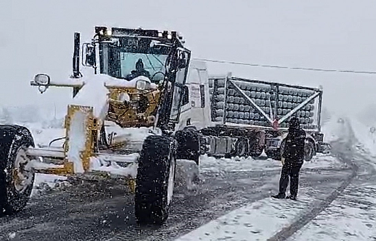 Elazığ'da ekipler yolda kalan tırları kurtardı