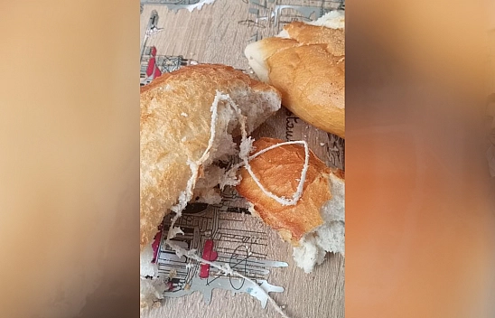 Elazığ'da ekmeğin içinden ip çıktı
