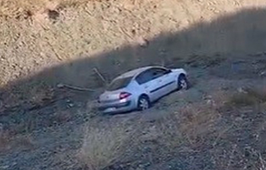 Elazığ'da el freni çekilmeyen otomobil dereye düştü