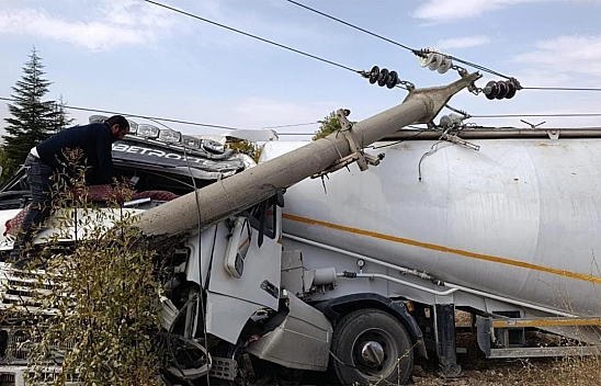 Elazığ'da elektrik direğine çarpan tır kazaya neden oldu