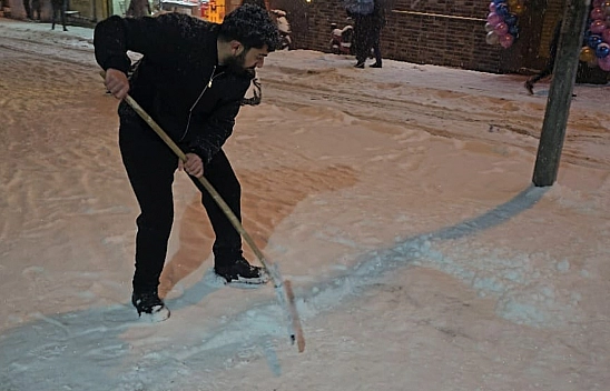 Elazığ'da esnafın karla mücadelesi