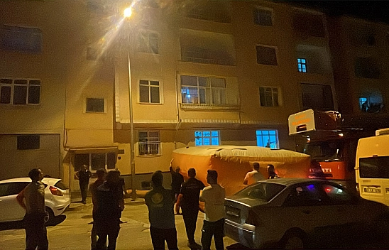 Elazığ'da Evinin balkonundan atlamak isteyen şahsı, polisler ikna etti