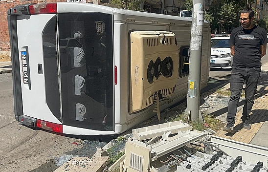 Elazığ'da facia: Kamyonet ile çarpışan yolcu minibüsü devrildi