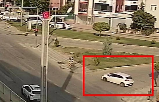 Elazığ'da faciadan dönüldü: El freni çekilmeyen araç tarlaya uçtu