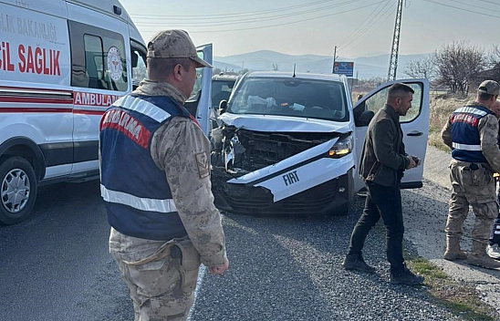 Elazığ'da feci kaza: 3 yaralı